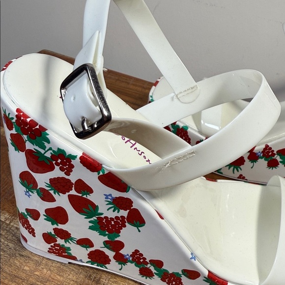 Betsey Johnson White and Red Strawberry Fruit Trendy Wedges, Women’s 8.5 - Picture 2 of 5